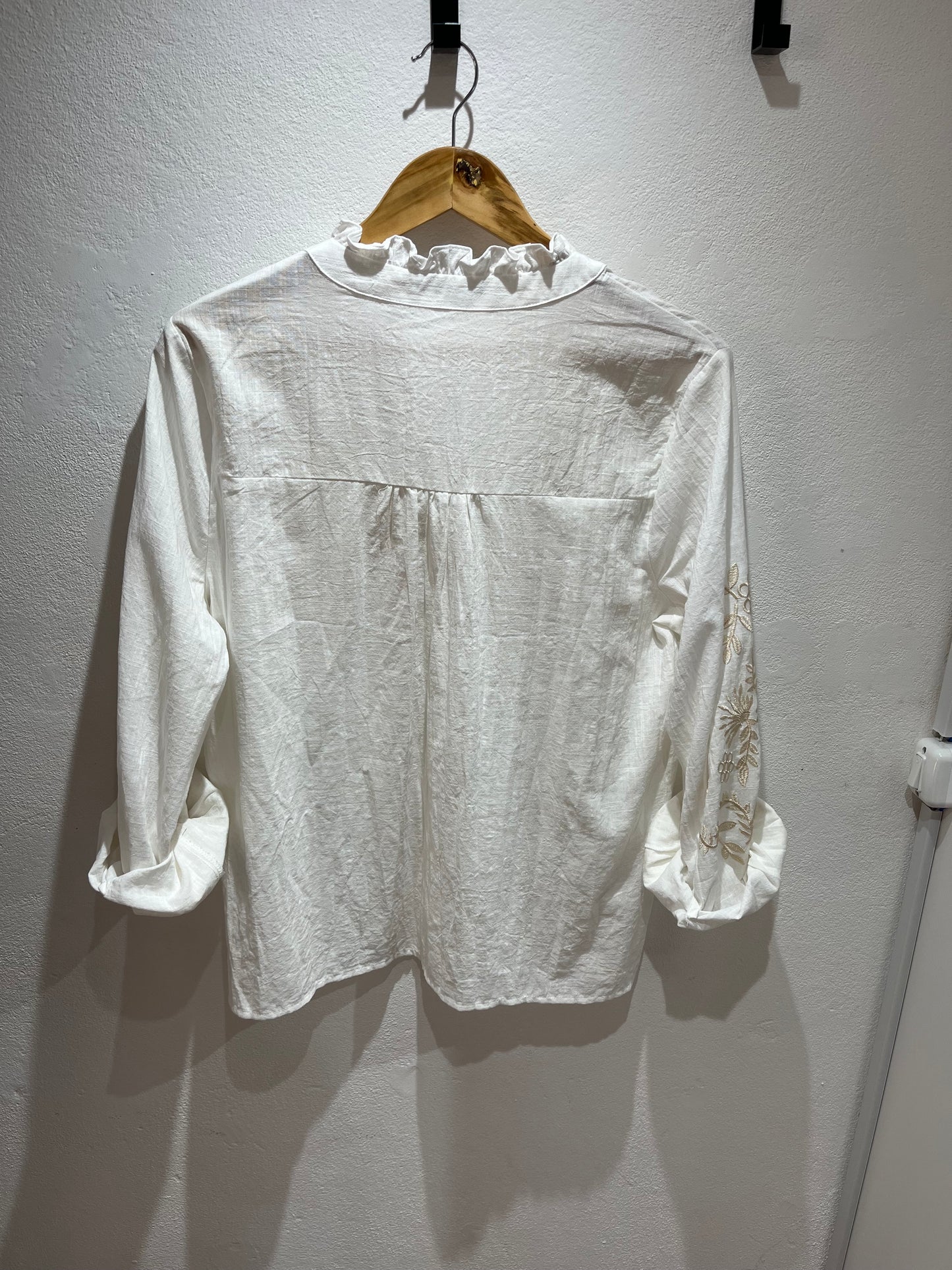 Blusa bordada dorada